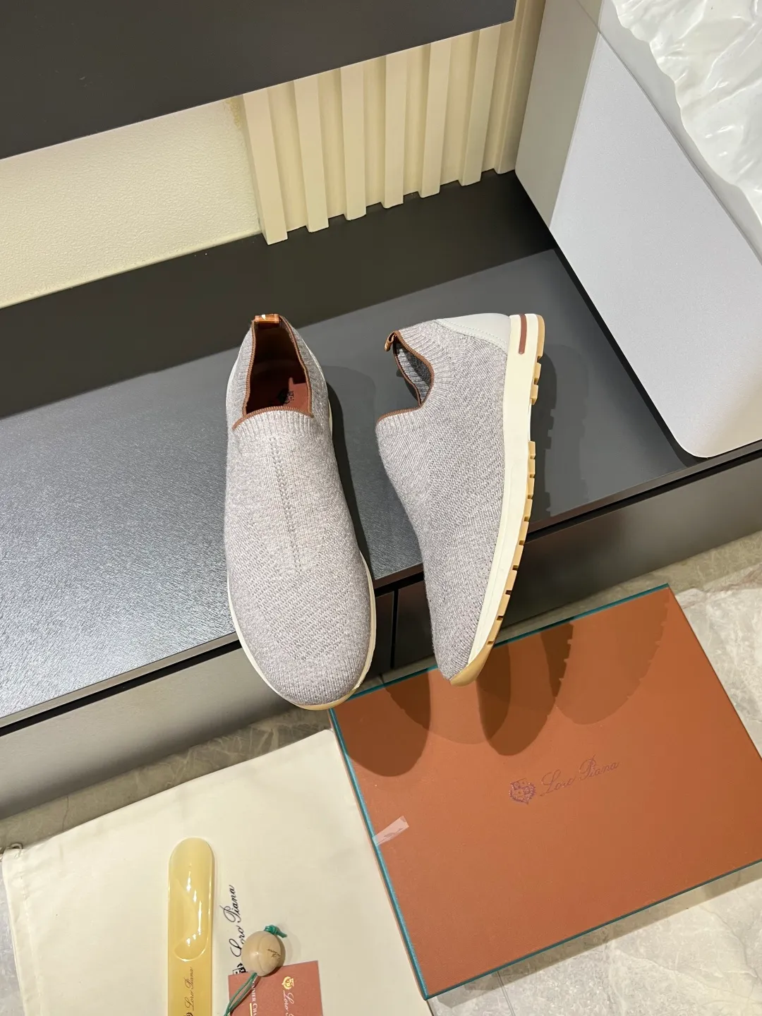 Men's Men's Shoes 💰p380 Loro Men's Shoes 💰piana/Noyo Piana 360 L Men's Shoes 💰p Flexy Walk Men's Sports Shoes These sports shoes are made of knitted wool uppers, and the heel is wrapped in smooth calf leather. Merino sheep are selected from Australia and New Zealand. The upper is machine-woven like a sweater, and then equipped with a white rubber outsole and a Kummel-colored sole. It is both beautiful and non-slip. The fabric is 100% cashmere and the insole is calf leather. It is super comfortable on the feet! Comes with full original packaging! Multiple colors available! Size: 38-44 (45 customized)